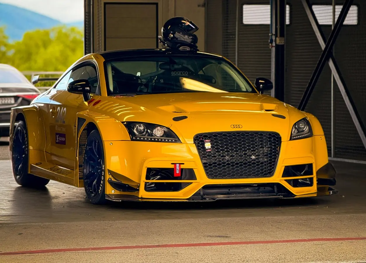 Volvo XC40 Recharge Beige, Black, Blue, 2011